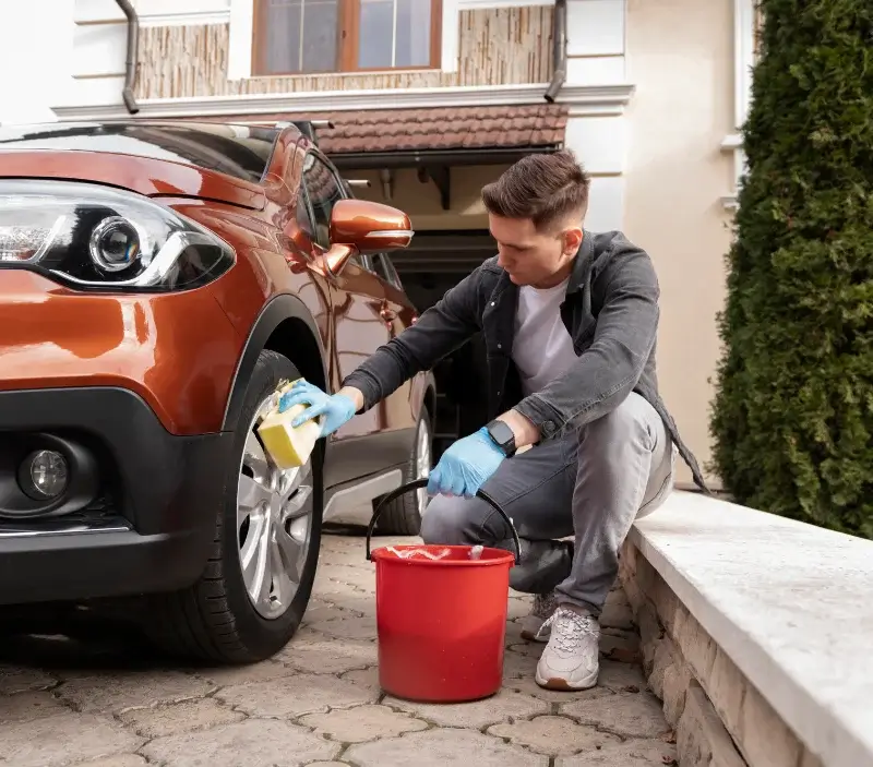 Lavage auto à domicile Wavrans-sur-l'Aa : professionnel intervenant sur un véhicule